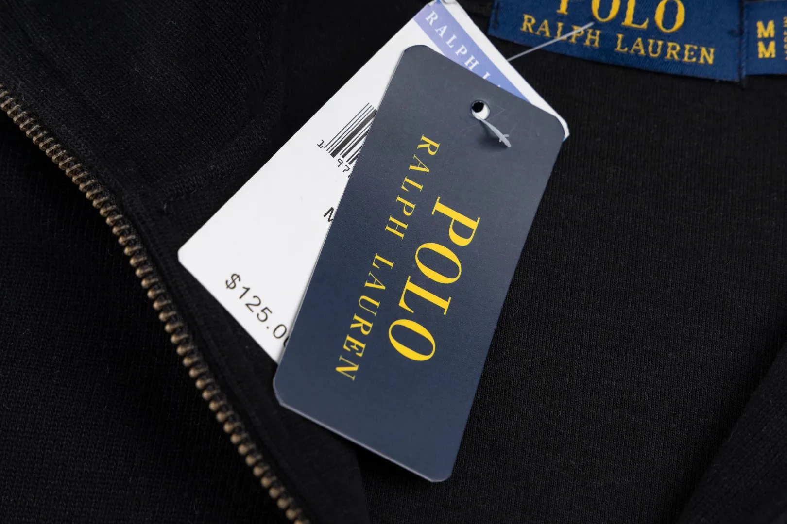 P230 #R97 Ralph lauren twelve-color embroidered pony logo half-zip high-neck long-sleeved knitted sweatshirt. The same style for men and women. The new half-zip sweatshirt for couples to wear in autumn is here! This kind of sweatshirt is really popular this year, even more popular than the hooded sweatshirt. Open the zipper and it can be used as a large lapel, which makes it more fashionable. The color of the classic design of the little war horse on the chest is matched with the embroidery. The simple zipper design echoes the brand logo, so you don’t need to match too much. The sweater version is loose enough! The fabric is custom-woven and dyed 100 cotton. 320g high gram weight 100% cotton knitted cotton with a certain thickness. The fabric is soft and comfortable, and the three-dimensional fabric is full of texture. The stitching is three needles and five threads, which is beautiful and strong. The pattern is also good. Although it is loose, it does not look bulky! - It is not a popular color scheme on the street. The color is pure and highly recommended. The upper body has a particularly high rate of turning heads. Loose style. Big drop shoulder OS style. Same style for men and women. Couple wear. Versatile and practical! Color: Gray, navy, khaki, green label, oatmeal brown label, apricot, black, army green, burgundy, pink, dark gray, light blue, white. Size: S M L XL Length: 70/72/74/76 Bust: 53.5/55.5/57.5/58.5 Shoulder width: 44/45/46/47 Sleeve length: 61/62/63/64